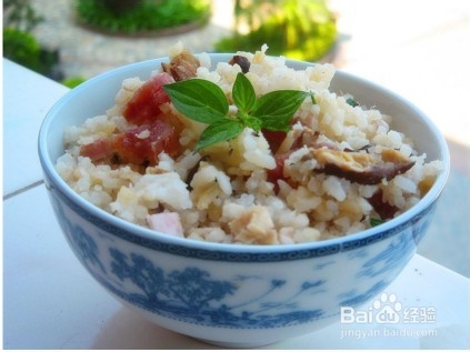 彩虹帽教你用煲仔饭机做芋头腊鸭煲仔饭