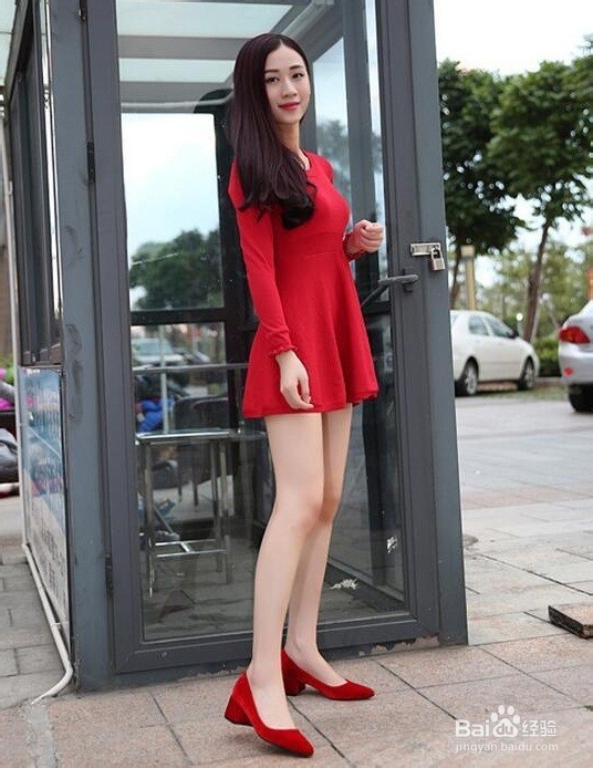 亮红色鞋子搭配什么衣服