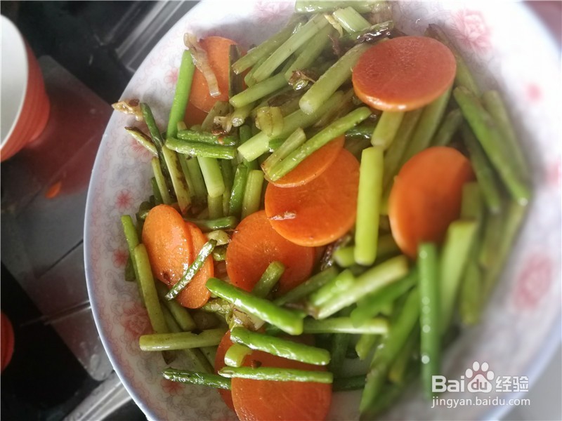 胡萝卜炒蒜薹