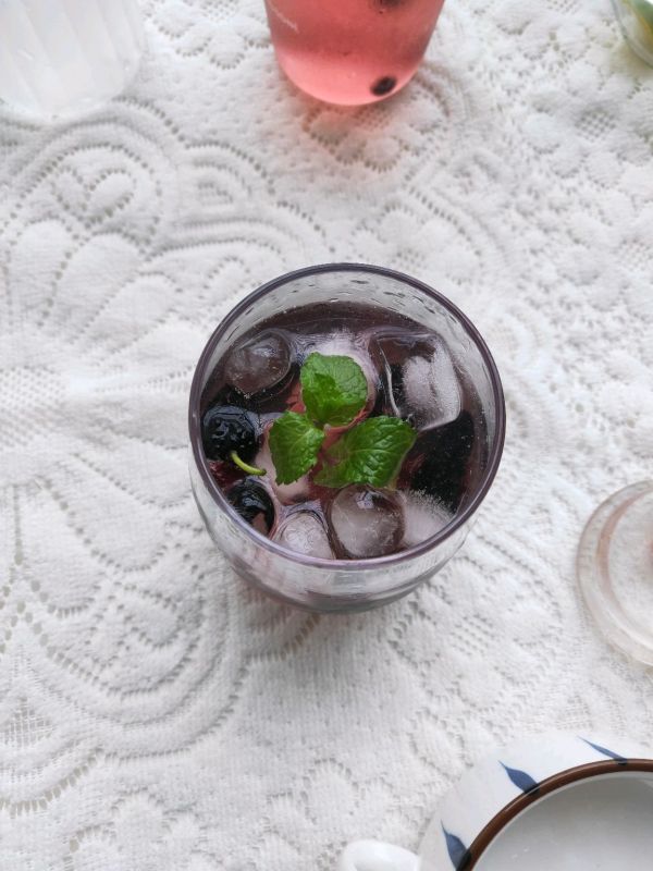 桑葚蔓越莓冰饮