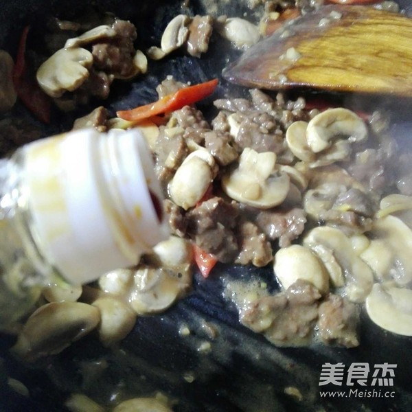 白蘑菇炒牛肉