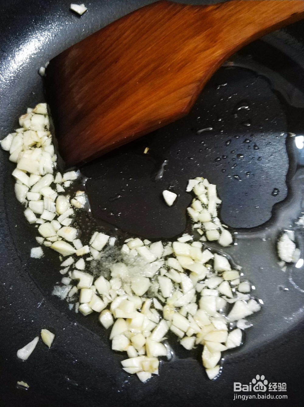 大蒜炒饭的简易做法。