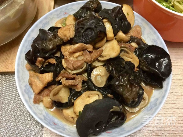 草菇炒木耳的做法