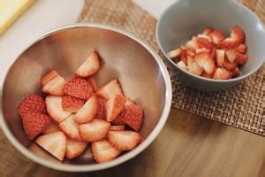 不会抹奶油也能做草莓方蛋糕的妙招!