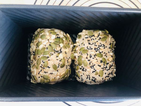 低脂早餐全麦坚果吐司