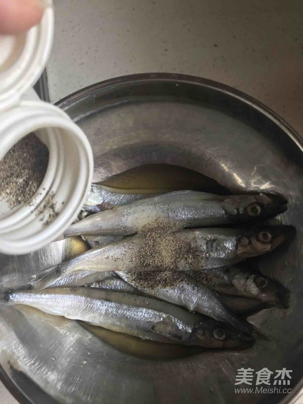 香煎多春鱼的做法