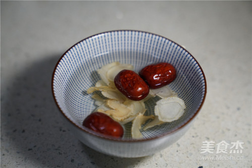 西洋参红枣鸡爪汤