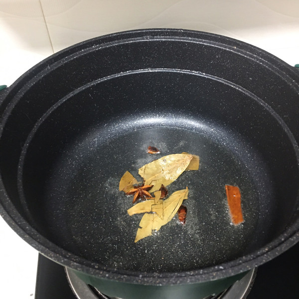 红烧萝卜牛腩煲