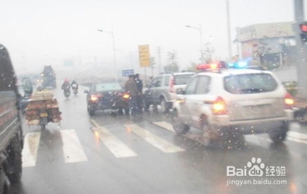 雨天开车出门要注意什么?