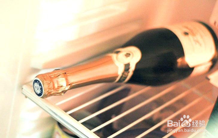 正确地倒一杯香槟酒