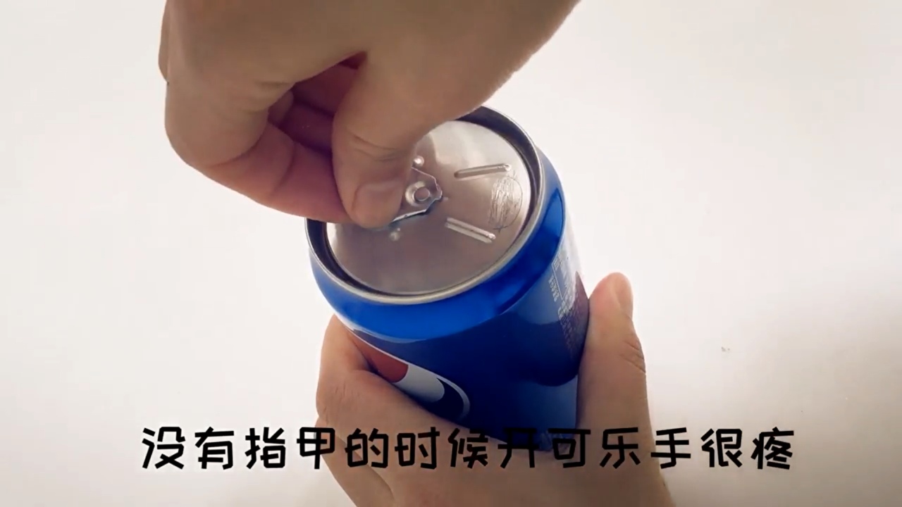怎样用硬币开可乐女生怎样开可乐瓶