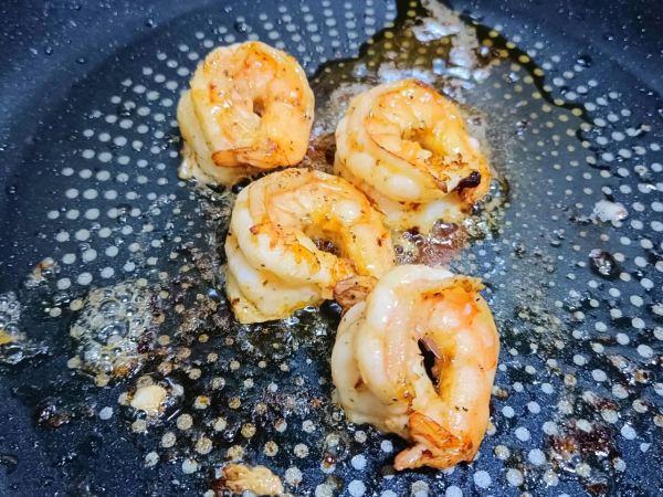 黑椒虾仁意面沙拉