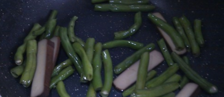 虾糕鸡蛋干炒四季豆的做法