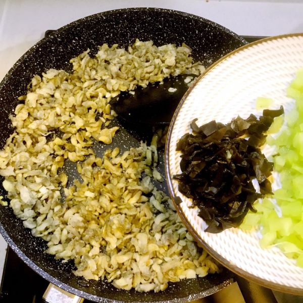 鸡蛋热炒鲜味槐花