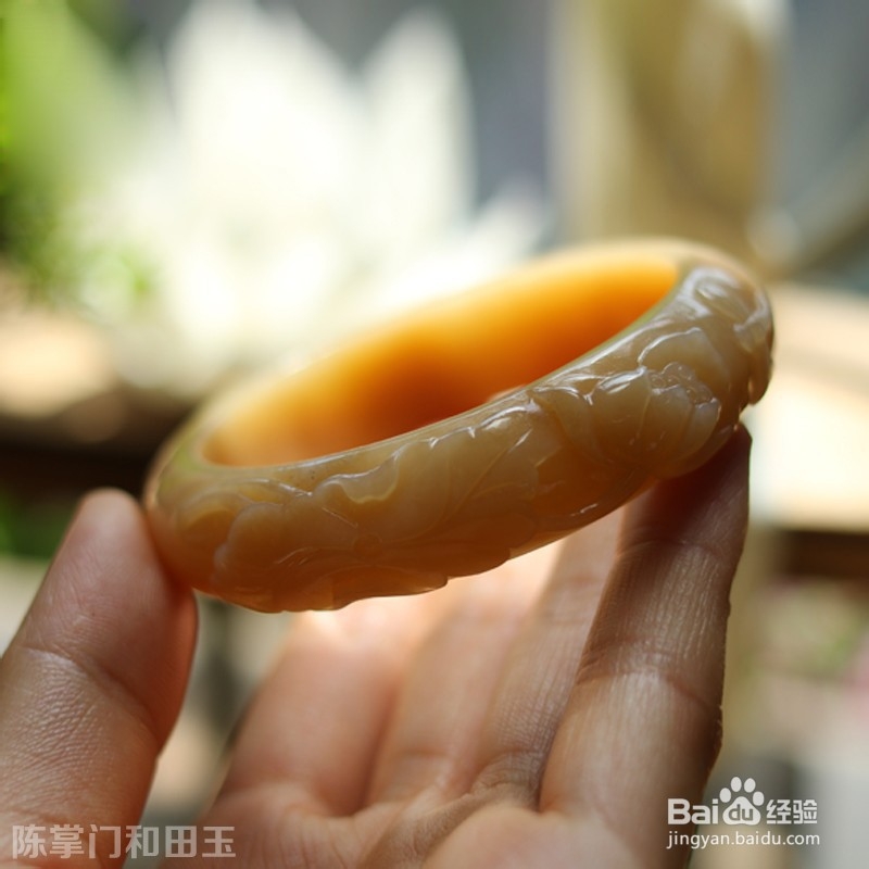 和田玉手镯佩戴在哪只手更好一些?