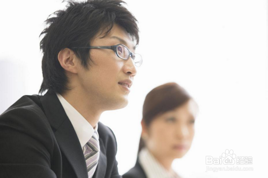 尴尬！第一天上班的菜鸟，撞见上司和女秘书偷情