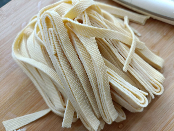 腊肉芹菜炒豆皮丝