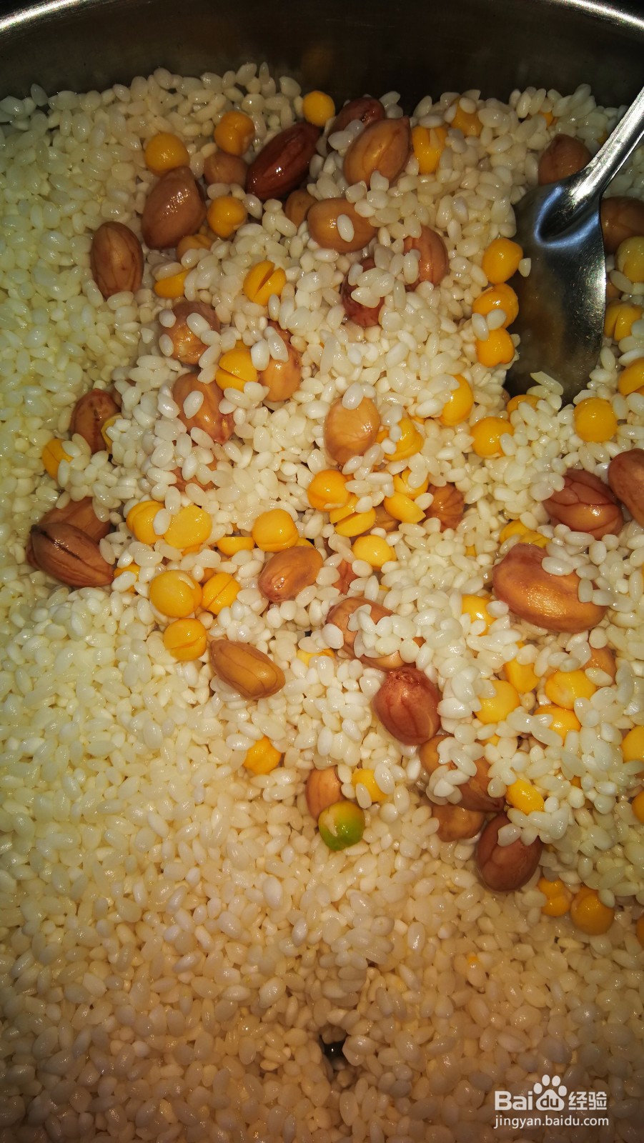 五香肉粽子和豌豆花生糯米粽子