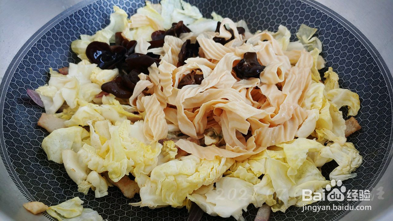五香时蔬焖豆皮的做法