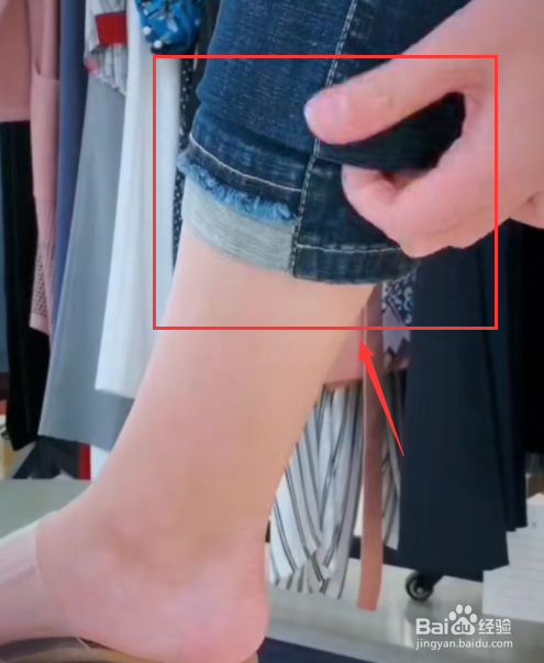 加绒牛仔裤怎么卷裤脚