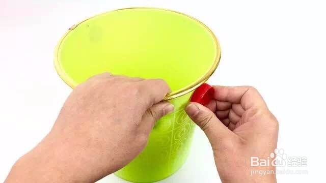 把饮料瓶盖粘在垃圾桶上，解决了不少家庭的难题