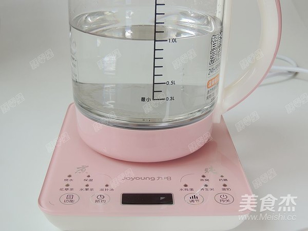 红枣花生黑米粥