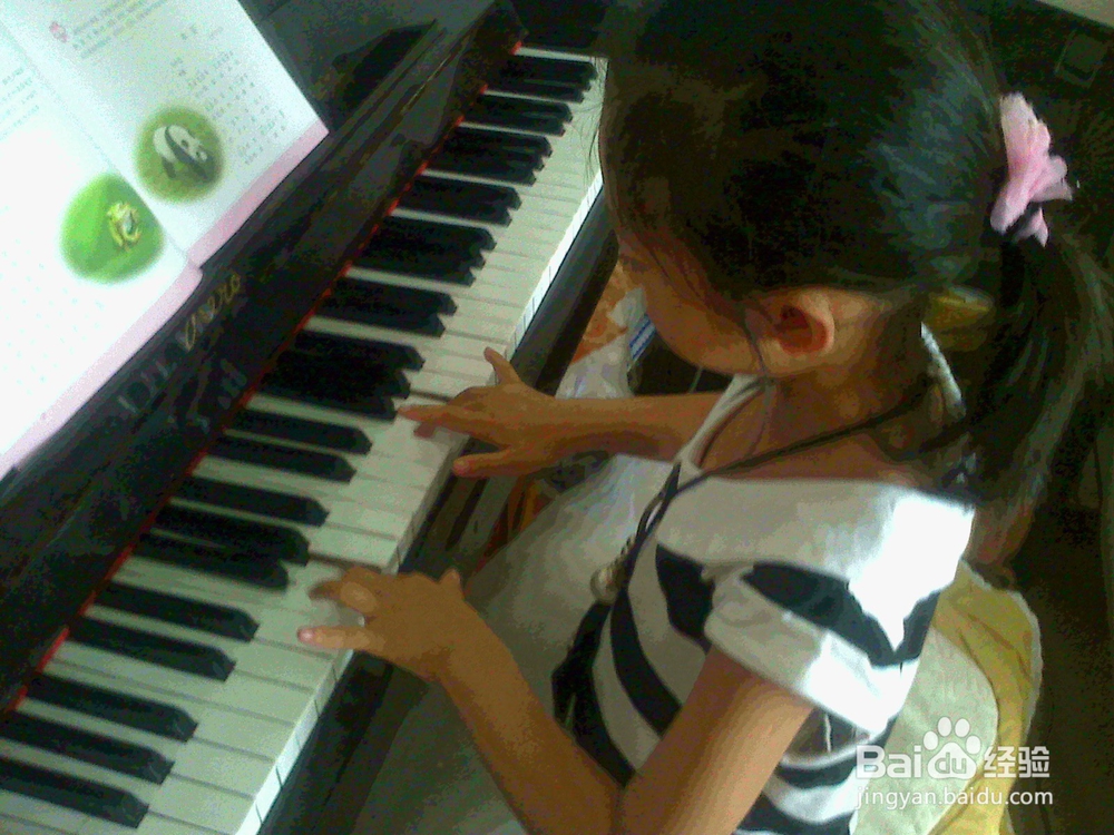 老年人怎样教幼儿弹唱大熊猫开发智力