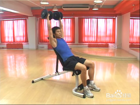 怎么用哑铃练出宽厚的双肩