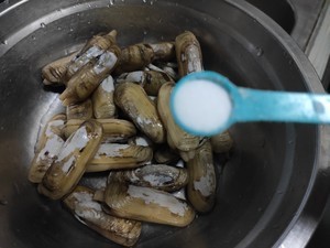 蛏子怎么去沙子更干净