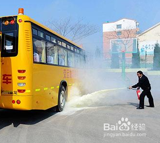 公交车或校车发生火灾时正确逃生方法