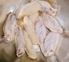 如何做电饭锅版盐焗鸡翅中