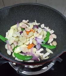 怎么炒出一道美味的杂蔬鸡肉炒贝壳面 