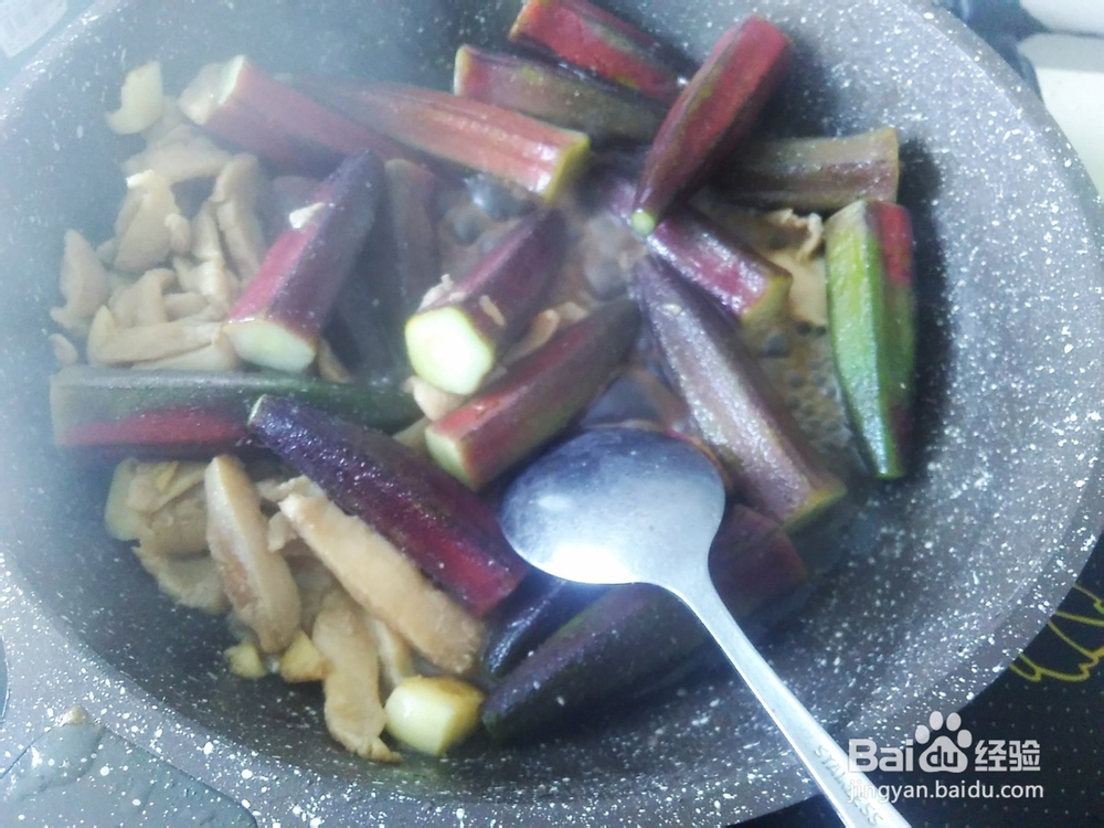 鸡胸肉爆秋葵的做法