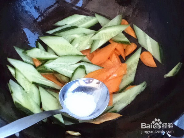 胡萝卜黄瓜炒鸡蛋的做法