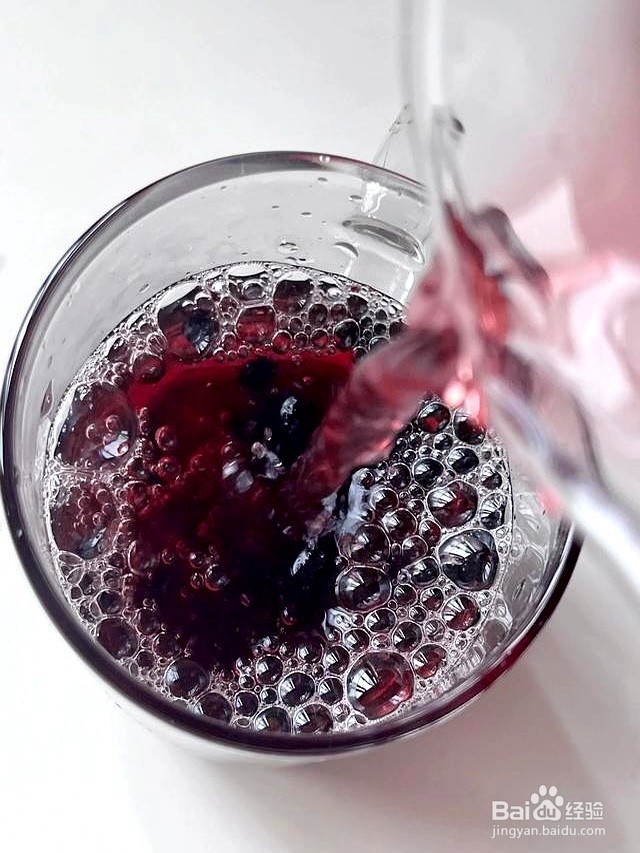 年轻人有白头发了别焦虑，试试三黑茶吧