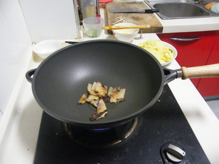 这么做腊肉烤土豆片美味极了！