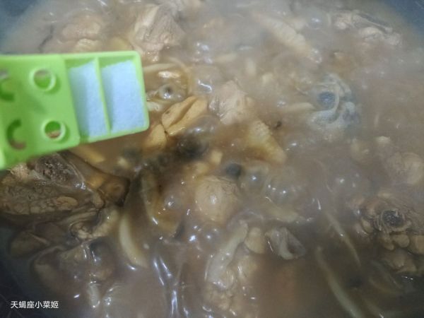 蟹味菇山药粉皮炖鸡腿