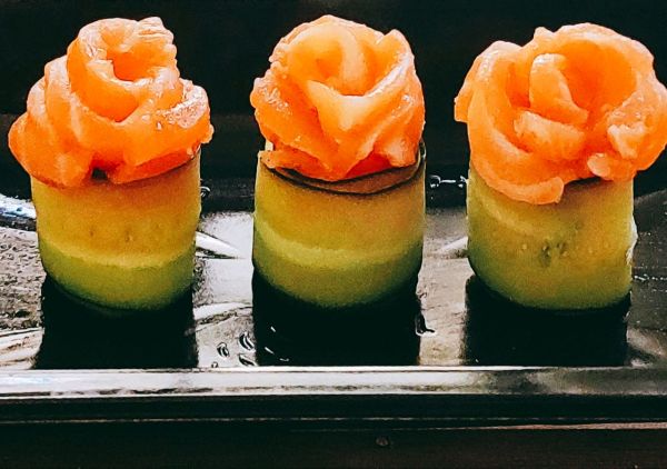 三文鱼花朵寿司黄瓜卷