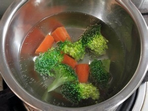 在家制作美味的蔬菜虾仁鸡蛋饼