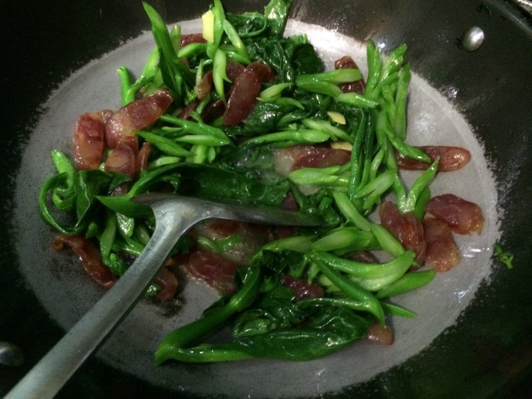 芥兰炒腊肠的做法，妈妈们学会了吗？