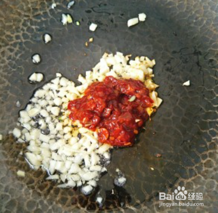 美味的蒜蓉豆瓣酱蒸金针菇