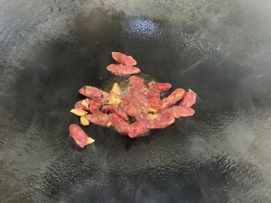 食补养生腊肠炒西兰花的做法