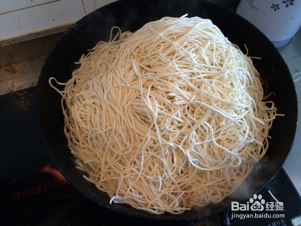 豆芽瘦肉蒸面条的做法
