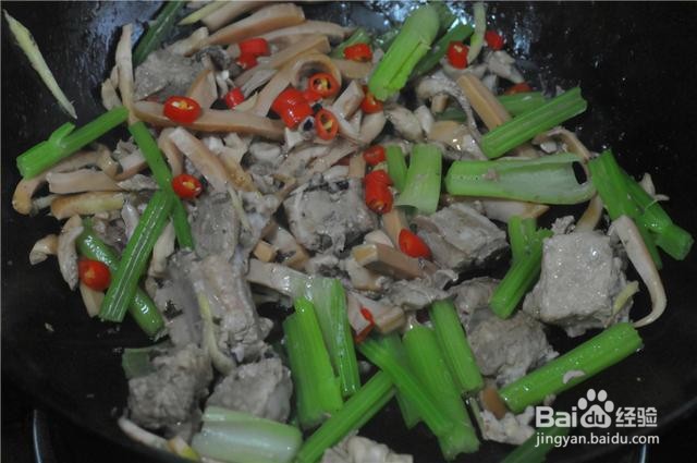 家庭自制芹菜烧墨鱼