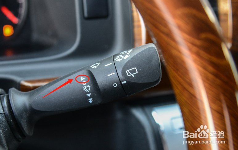 丰田HIACE如何调节车辆雨刮器