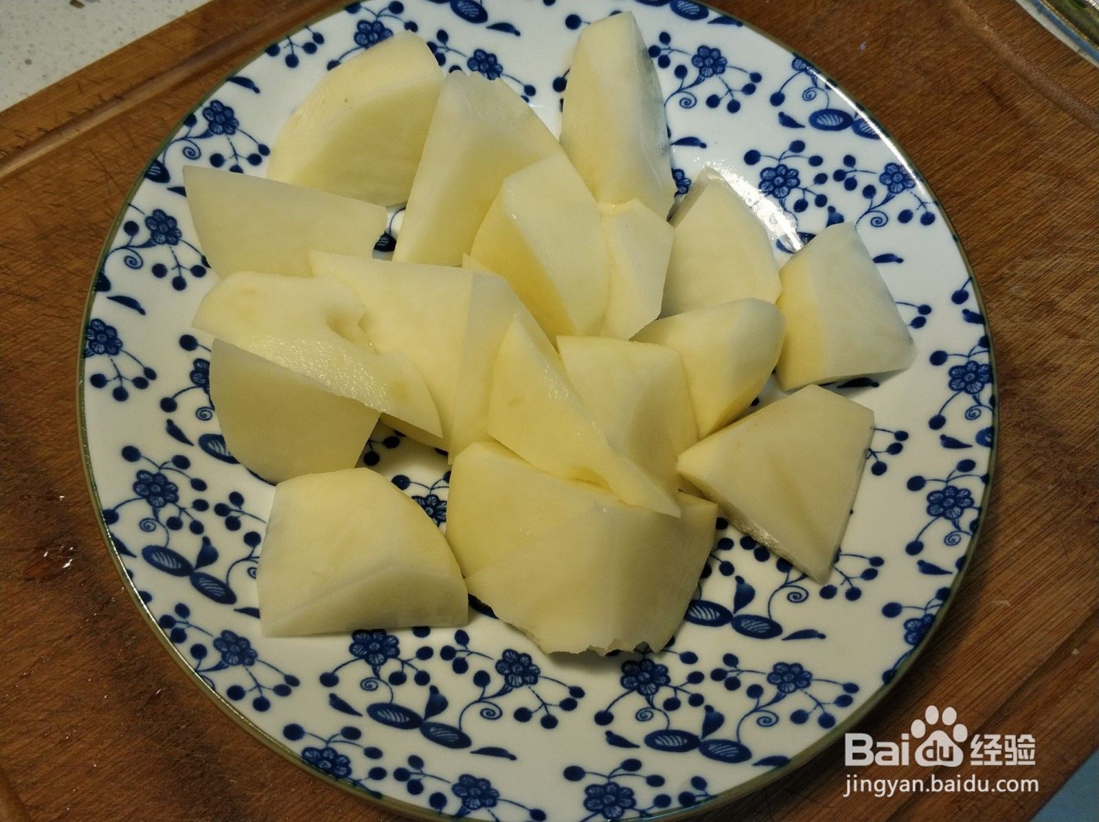 翅根炖土豆怎么做