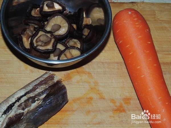 如何做美味的香菇腊肉焖饭