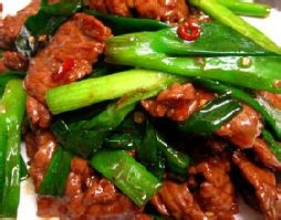 怎样做炒牛肉：[1]葱炒牛肉