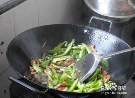 青椒炒鸡肉的做法