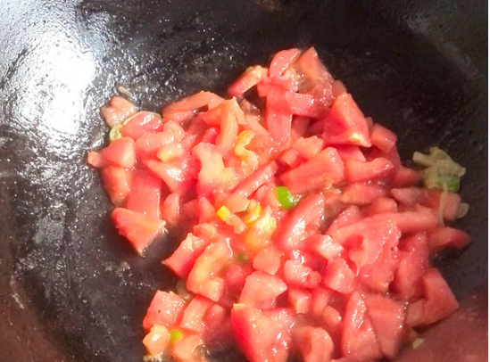 疙瘩汤中加入面粉的水是热水还是冷水